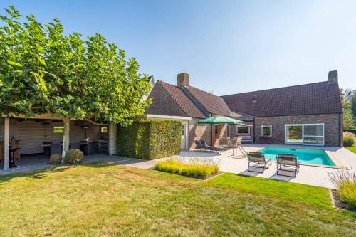 Villa with heated swimming pool, sauna and garden