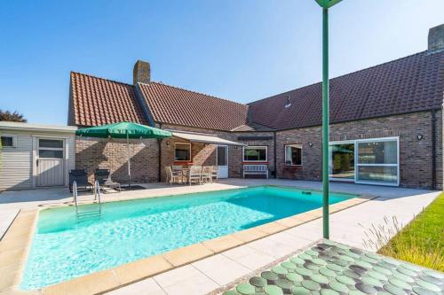 Villa with heated swimming pool, sauna and garden