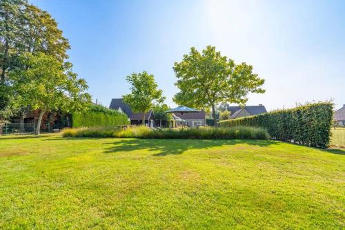 Villa with heated swimming pool, sauna and garden