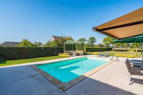 Villa with heated swimming pool, sauna and garden