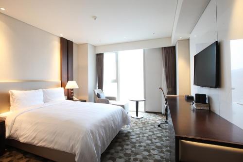 Standard Double Room with Breakfast for 1 Person - Late Check-in 18:00