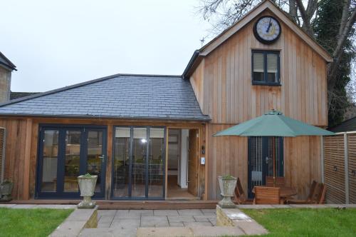 Cedar Lodge 2 ensuite bedroom cottage near Bath - Box