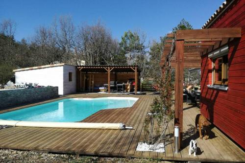 Villa de plain-pied, piscine et parking privé gîte à louer Beynes
