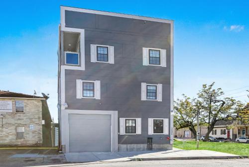 Hosteeva 5BR Penthouse with Amenities Near FQ - image 19