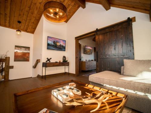 New Log Cabin! Steps to Lake Estes Indoor/Outdoor Fireplace Private Jacuzzi! - main image