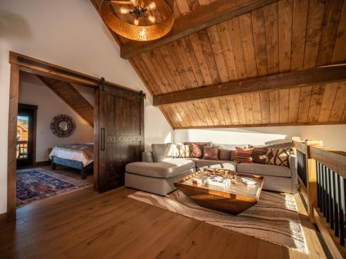 New Log Cabin! Steps to Lake Estes Indoor/Outdoor Fireplace Private Jacuzzi! - image 6