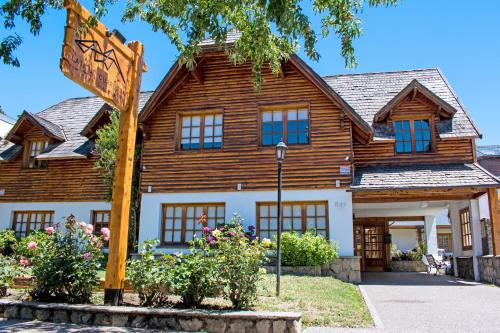 Exterior view of Latitud Cuarenta