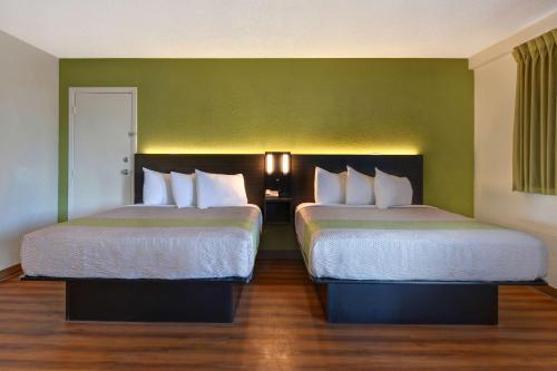 2 queen beds