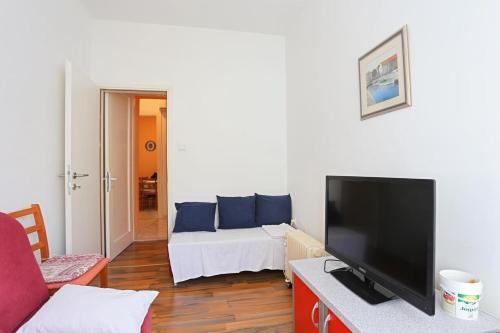 Apartments by the sea Omis - 2806