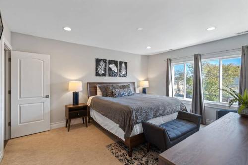 Luxe 6BR House Trendy Logan Square Garage Access