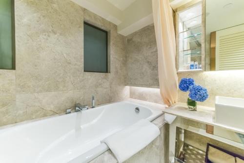 Premier Suite image 10