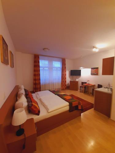 1 queen bed