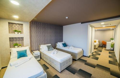 1 queen bed, 1 twin bed