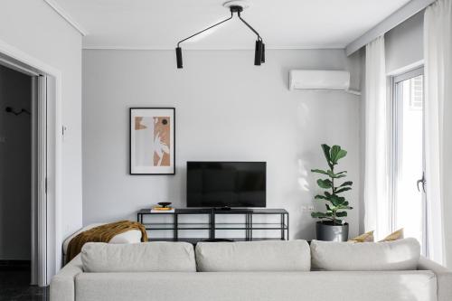 Spacious & Airy 1BR Apartment near HELEXPO Marousi by UPSTREET, Афины (фото 4)