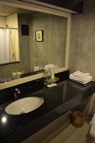 Bathroom, Grand Hotel Pattaya in Pattaya