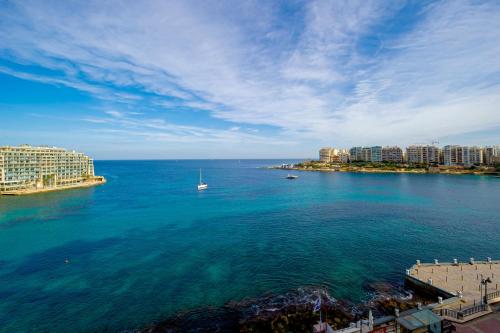 Spinola Bay top floor seafront 3 bedroom Apartment with panoramic sea views - by Getawaysmalta, Ħal Luqa
