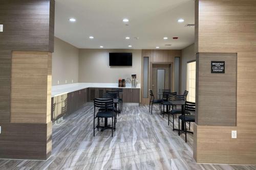 Super 8 by Wyndham Houston NW Beltway 8 - image 5