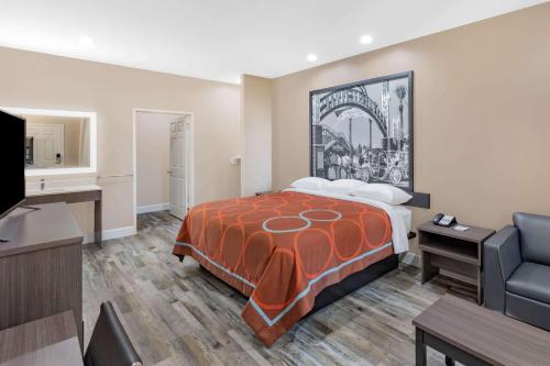 Super 8 by Wyndham Houston NW Beltway 8 - image 11