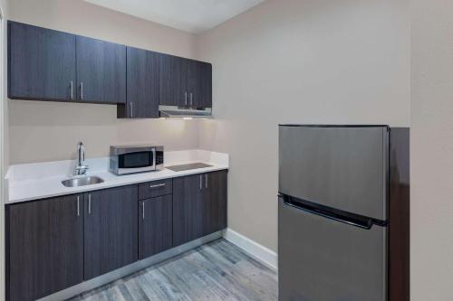 Super 8 by Wyndham Houston NW Beltway 8/West Rd - image 4