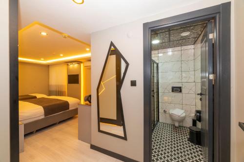 White Corner Hotel - image 5