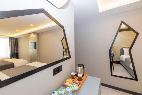 White Corner Hotel - image 6