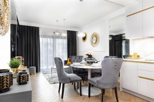 Apartamenty Gardenia Seaside 2 with Sea View by Noclegi Renters - image 2