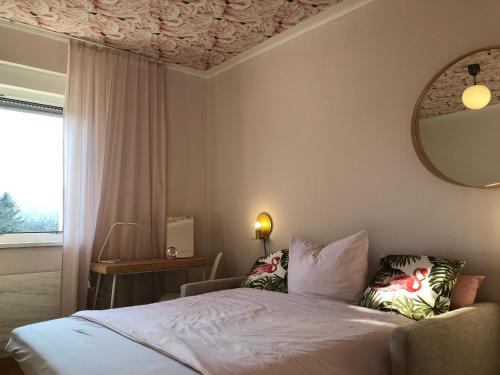 Altstadt Nähe 7 Min Fußweg über Alte Maibrücke zu Pension mit Balkon & Garten, ideal for long stay, relocation Altstadt Nähe 7 Min Fußweg über Alte Maibrücke zu Pension mit Balkon & Garten, ideal for long stay, relocation