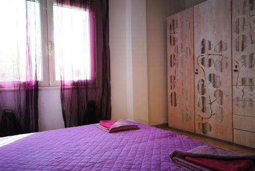 1 queen bed, 1 sofa bed