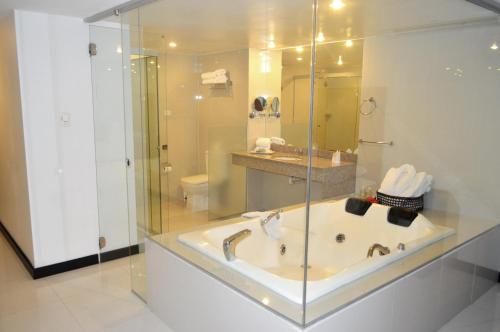 Sun Hotel - image 4