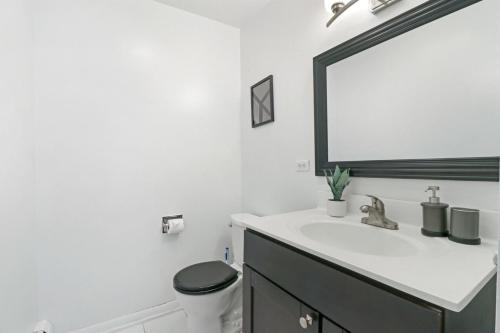 Downtown 2BR Spacious Living & Kitchen King Beds - image 6
