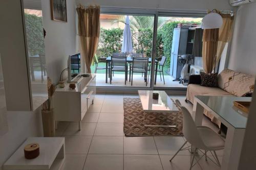 Le Lodge, T2 classe 3 etoiles avec jardin, parking, piscine & mer a 2 pas in Menton