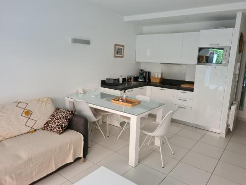 Kitchen, Le Lodge, T2 classe 3 etoiles avec jardin, parking, piscine & mer a 2 pas in Menton