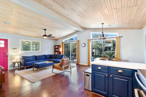 2nd Block E Huron - Keep Palm - Adorable House Minutes from the Beach - image 2