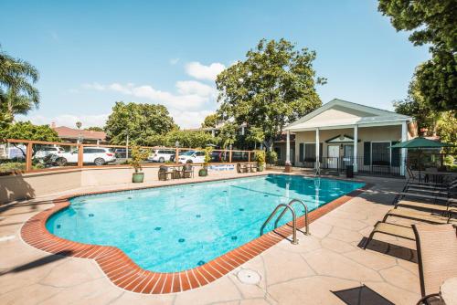 Lavender Inn by the Sea - image 7