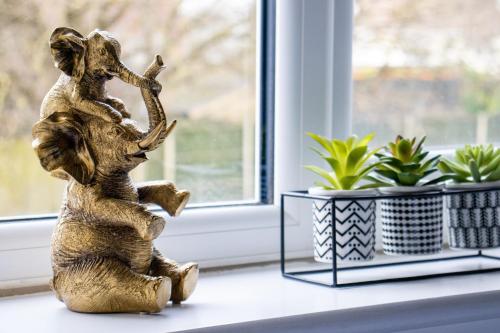 The Cosy House with Free Parking, Garden and Smart TV with Netflix by Yoko Property - Perfect for Co