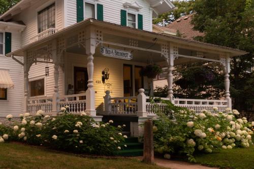 Carriage House Bed & Breakfast in Winona, USA