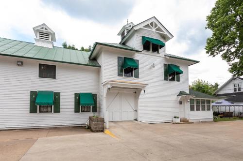 Carriage House Bed & Breakfast