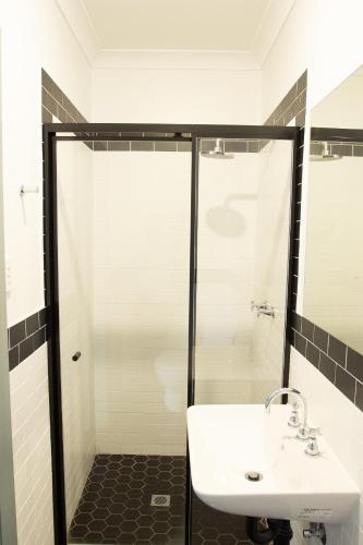 Bathroom, Oasis on Beamish Hotel in Strathfield