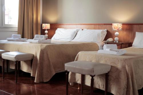1 queen bed, 1 twin bed
