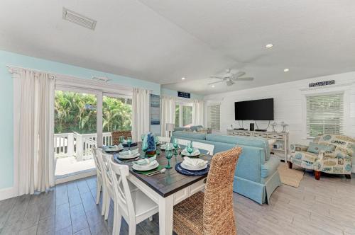 3 king bedrooms with their own bathroom den area with bunk beds private pool bikes & beach gear - image 2