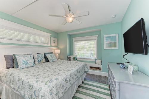 3 king bedrooms with their own bathroom den area with bunk beds private pool bikes & beach gear - image 4