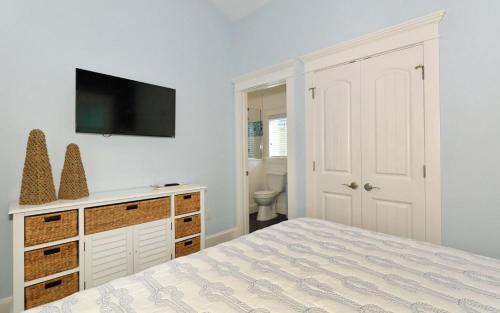 Weekly Summer booking available 4 Bedroom 3 Bathroom bikes beach gear pool and spa - image 2