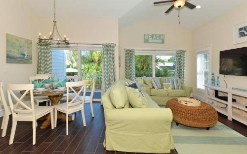 Weekly Summer booking available 4 Bedroom 3 Bathroom bikes beach gear pool and spa - image 5