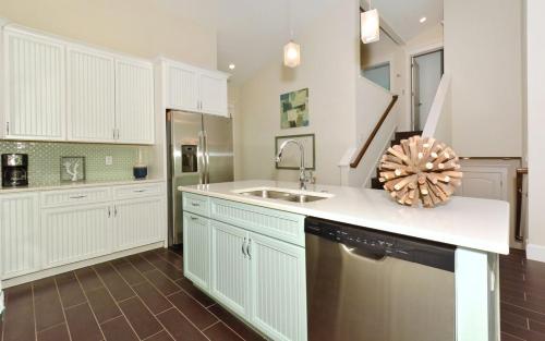 Weekly Summer booking available 4 Bedroom 3 Bathroom bikes beach gear pool and spa - image 7