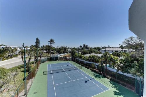 Beautiful 2 bedroom 2 bathroom Condo beach gear private laundry free WIFI - main image