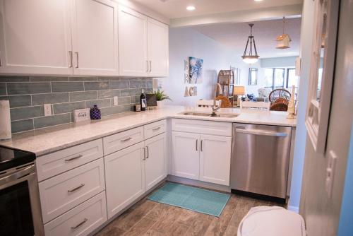 GULF VIEWS! 2 bed 2 bath condo Heated pool Tennis courts and private laundry FREE WiFi - image 3