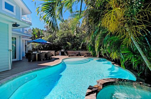 Steps to the beach, beach gear, bikes, ping pong table, heated pool with spa, free highspeed WiFi