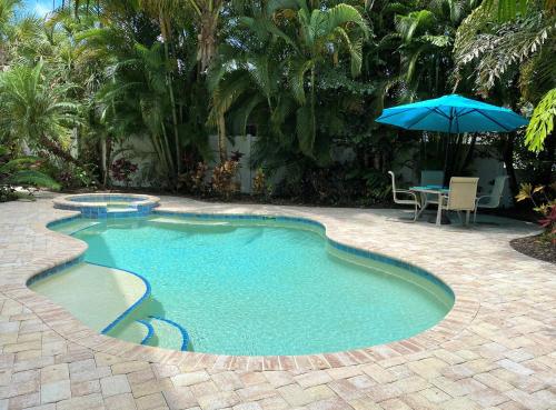 Large single family home - pool in full sun with spa free wifi and bikes 3 mintes to beach Holmes Beach
