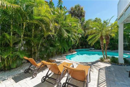 LOCATION LOCATION LOCATION large home only 2 houses away from the gulf - main image