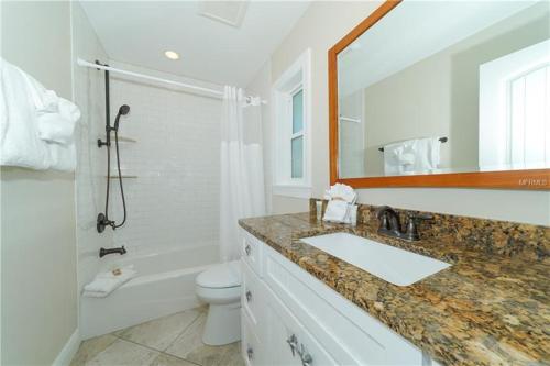 LOCATION LOCATION LOCATION large home only 2 houses away from the gulf - image 2